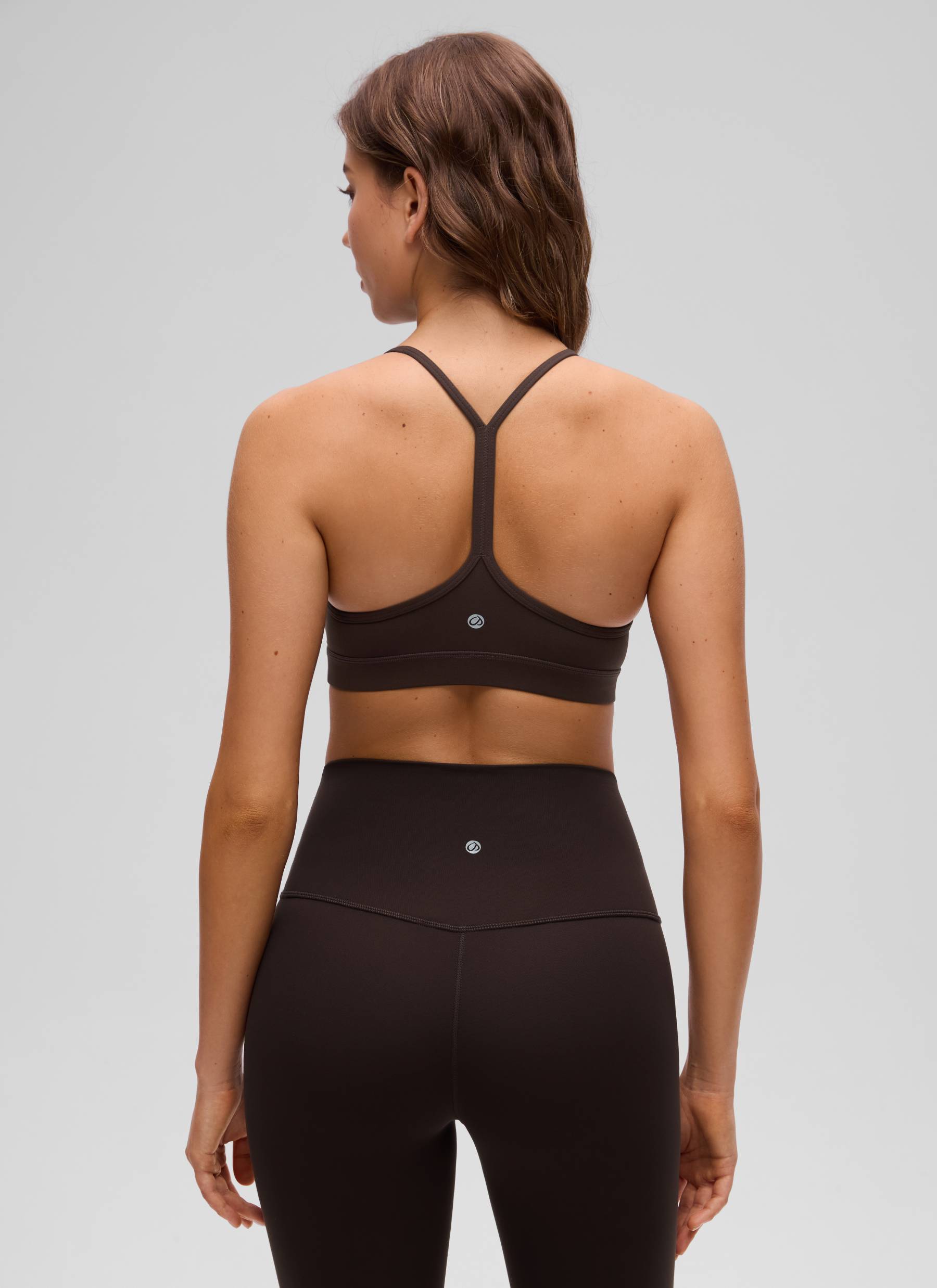 Áo lót thể thao CRZ YOGA dành cho nữ, kiểu dáng nhẹ nhàng, hỗ trợ vừa phải, thiết kế cổ chữ Y ( Butterluxe ), màu Nâu Sô-cô-la Nóng