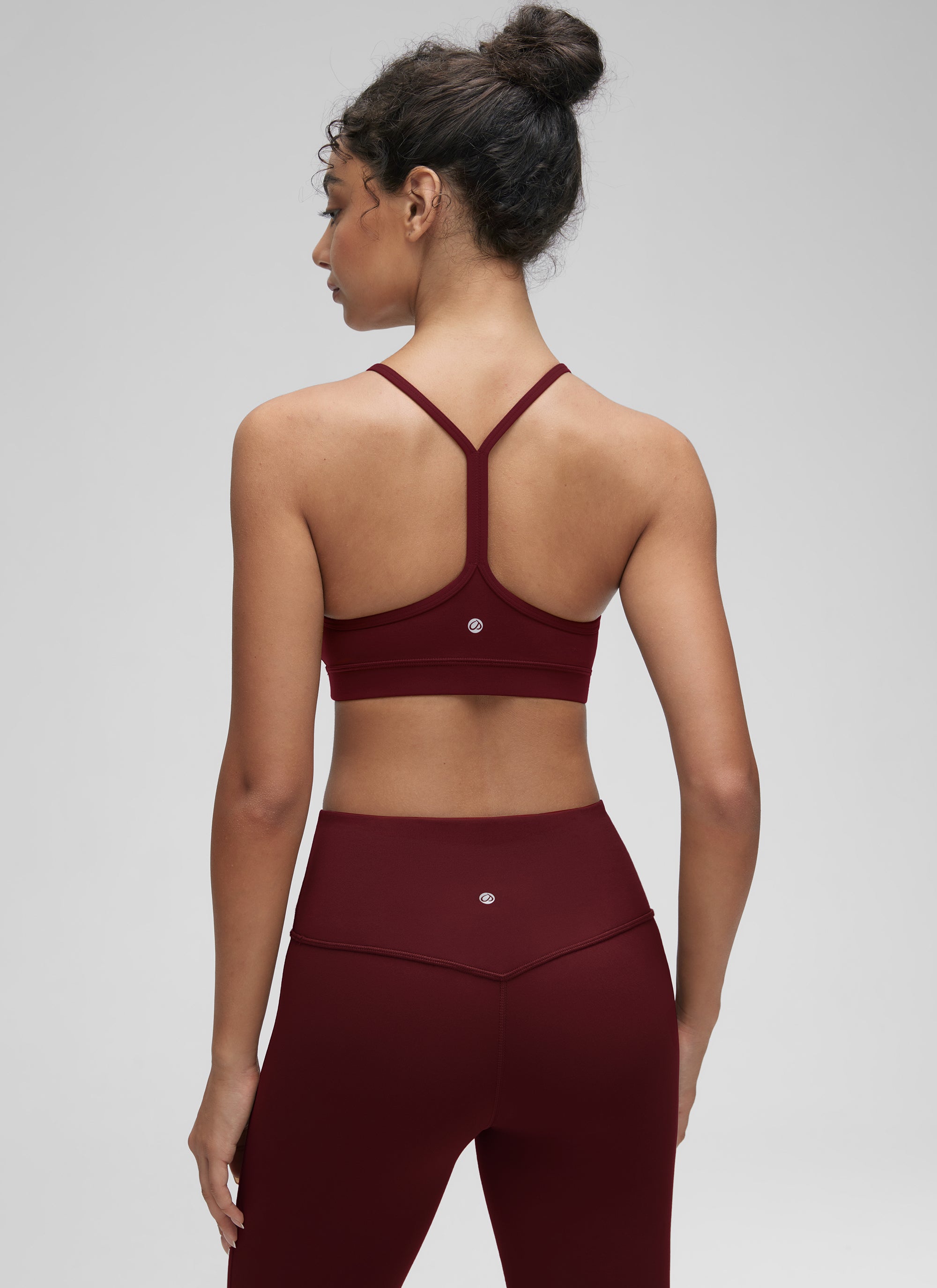 Áo lót thể thao CRZ YOGA dành cho nữ, kiểu dáng nhẹ nhàng, hỗ trợ vừa phải, cổ chữ Y, kiểu dáng " Butterluxe ", màu Đỏ Merlot
