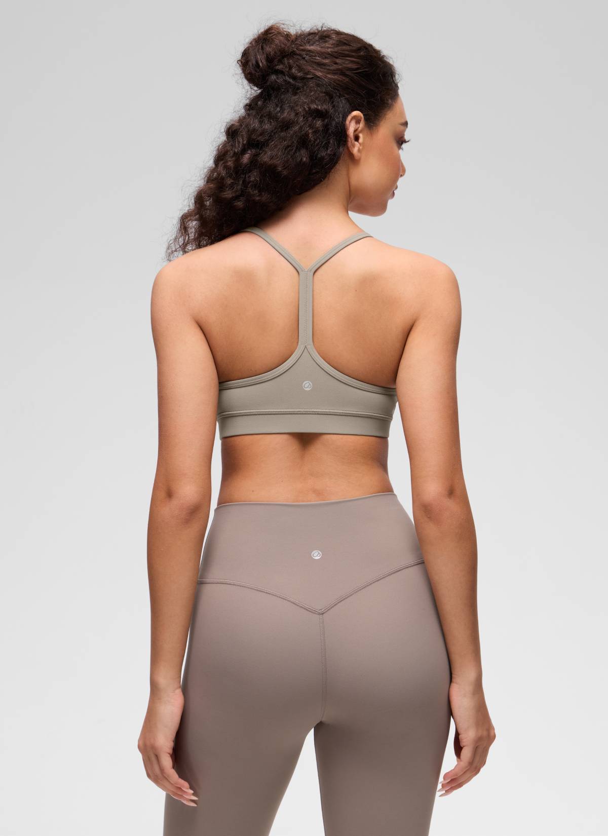 Áo lót thể thao CRZ YOGA dành cho nữ, kiểu dáng nhẹ nhàng, hỗ trợ vừa phải, cổ chữ Y, kiểu dáng thể thao “ Butterluxe ”, màu xám tro ấm