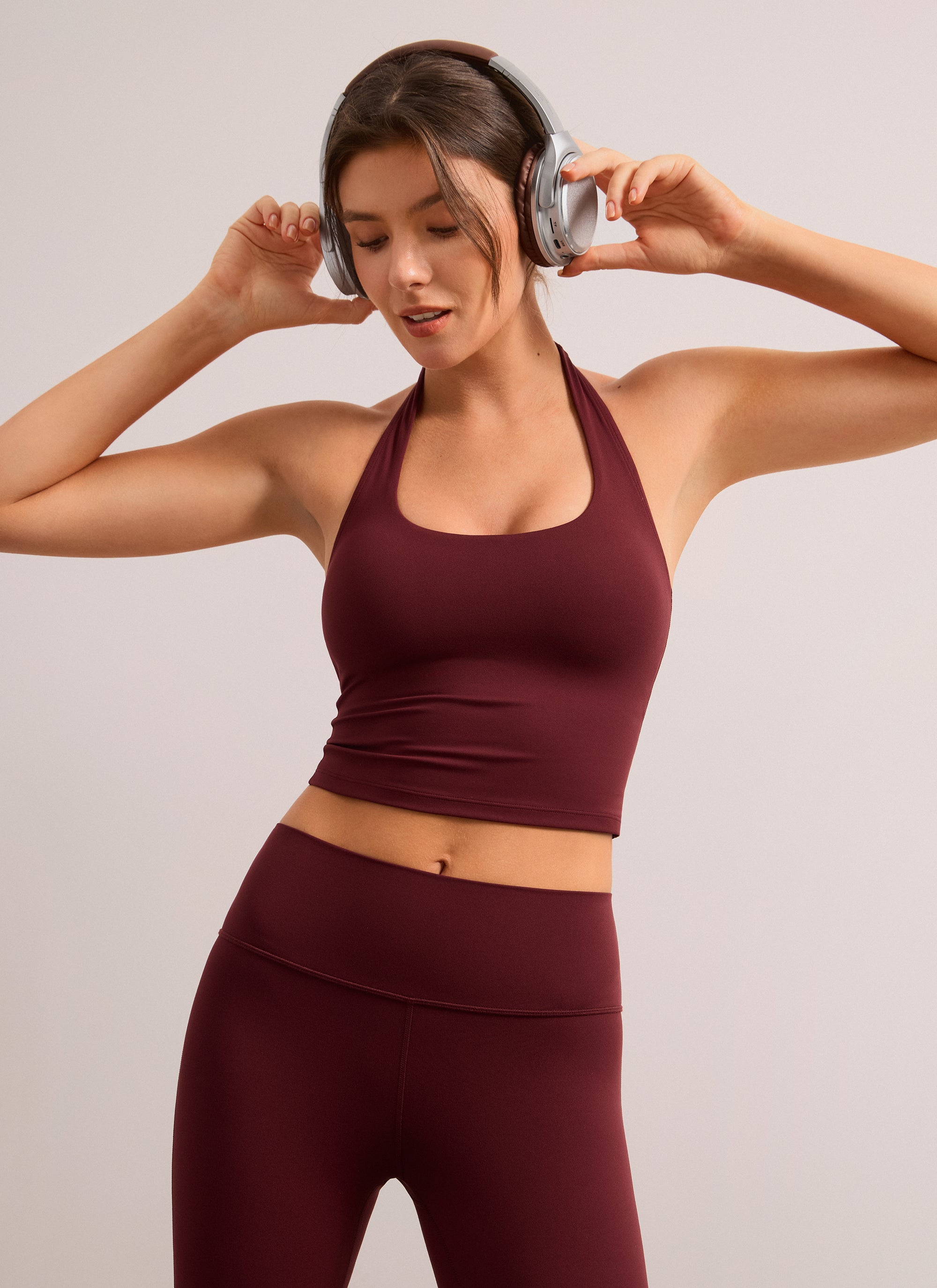 CRZ YOGA Áo lót thể thao kiểu halter dáng dài dành cho nữ, áo crop top thể thao " Butterluxe ", màu Đỏ Merlot
