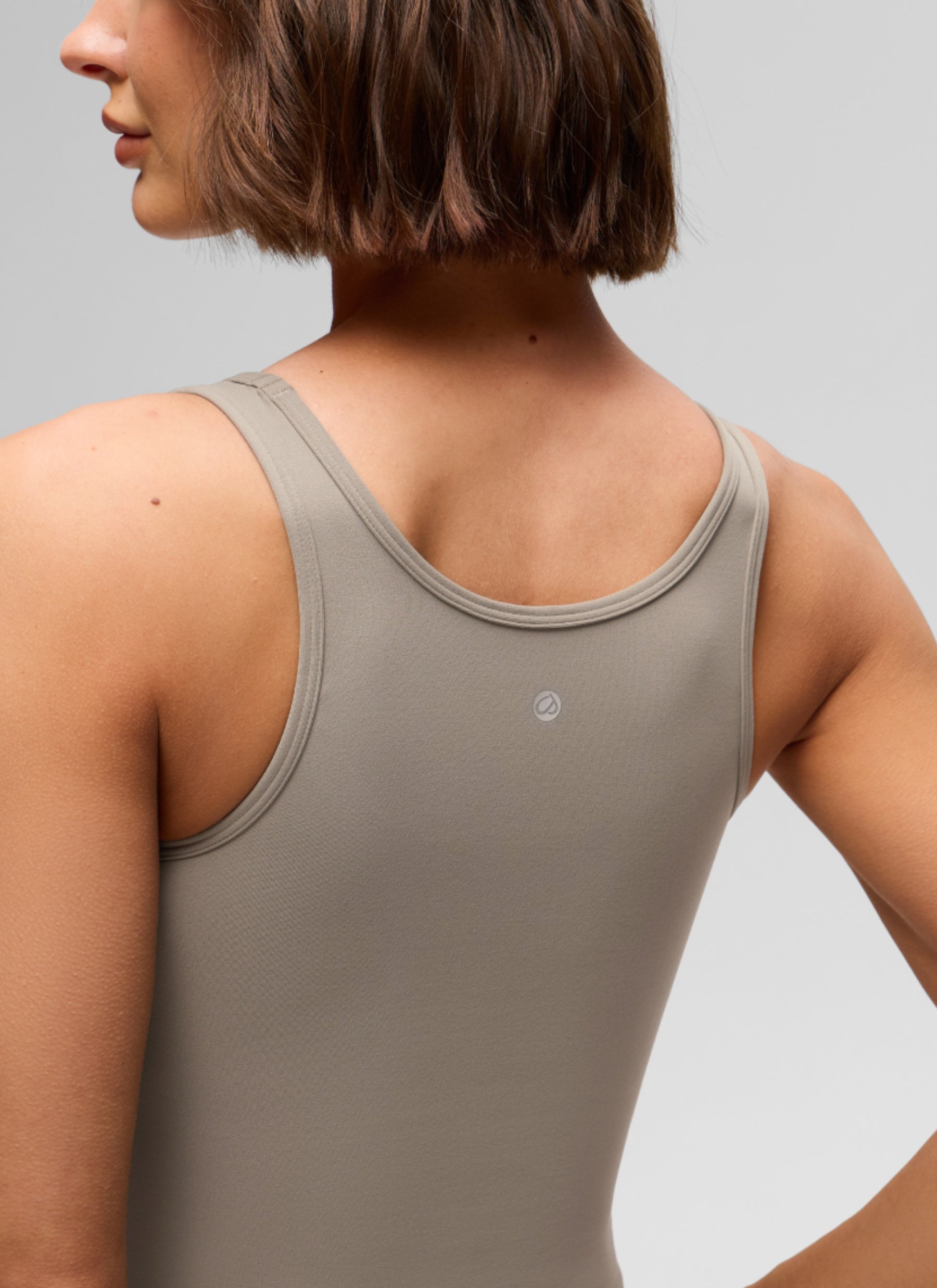 CRZ YOGA Áo ba lỗ ôm sát dành cho nữ, kiểu cổ bơi, lưng khoét sâu, màu xám tro ấm Butterluxe