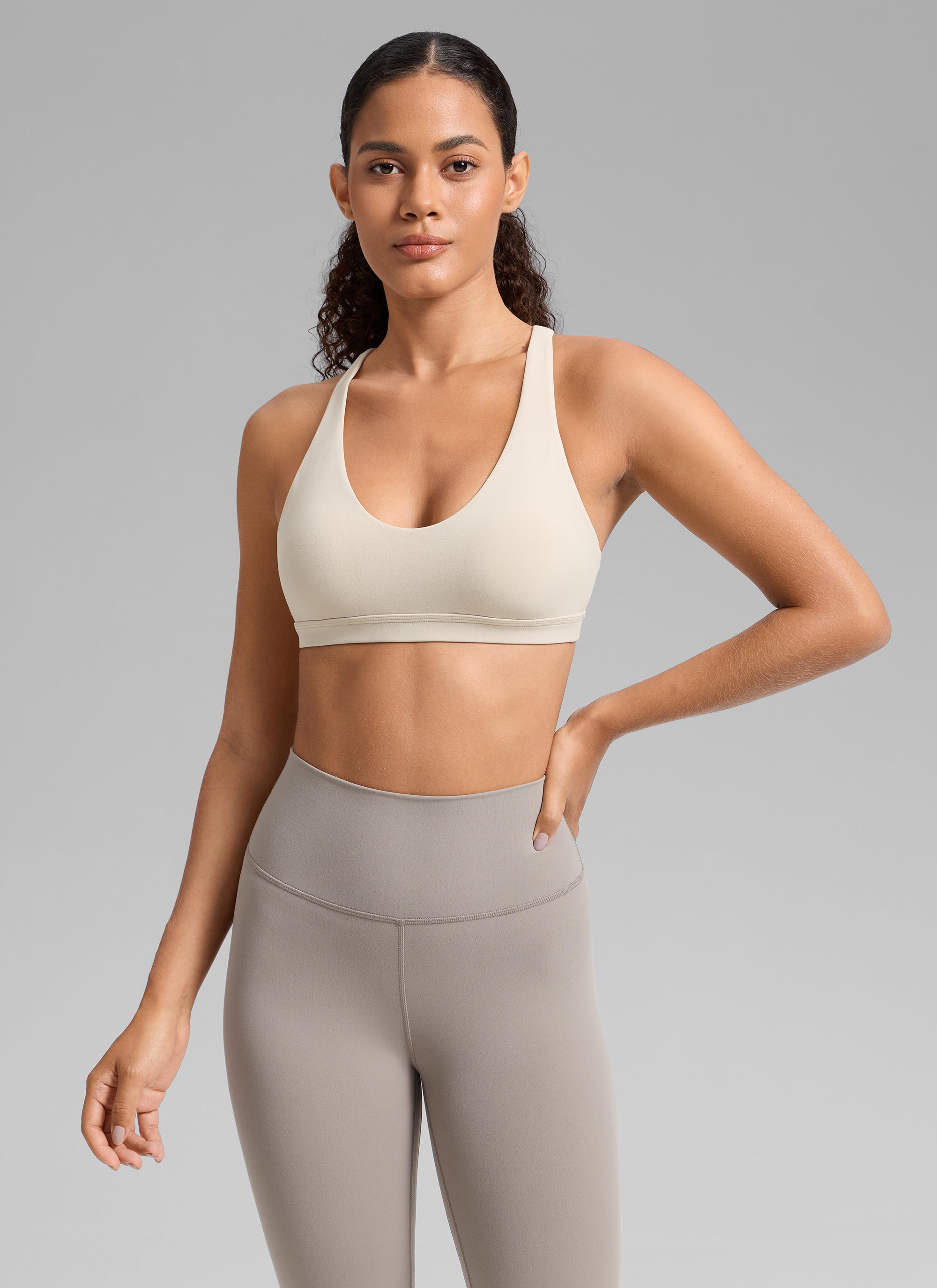 Áo lót thể thao CRZ YOGA dành cho nữ, kiểu cổ chữ U và dây chéo sau lưng, dành cho tập luyện " Butterlift ", màu Mojave Tan