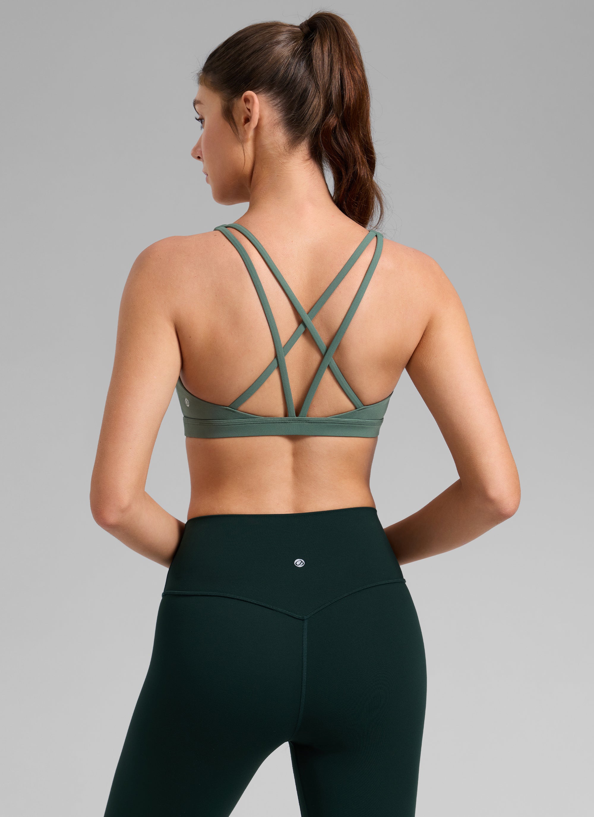 Butterlift Áo lót thể thao CRZ YOGA dành cho nữ, kiểu cổ chữ U và dây chéo sau lưng, dành cho tập luyện, màu xanh lá rừng đậm