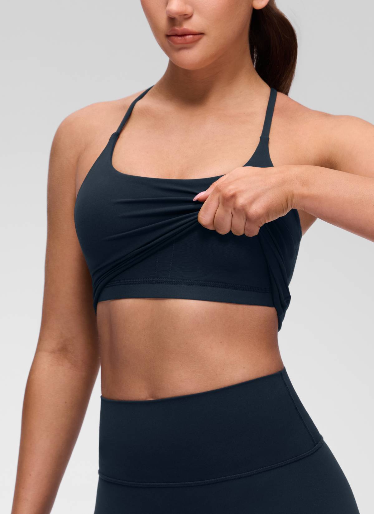Butterluxe CRZ YOGA Áo thun nữ cổ chữ U, thiết kế xoắn lưng chéo, có áo lót tích hợp, màu xanh navy đậm