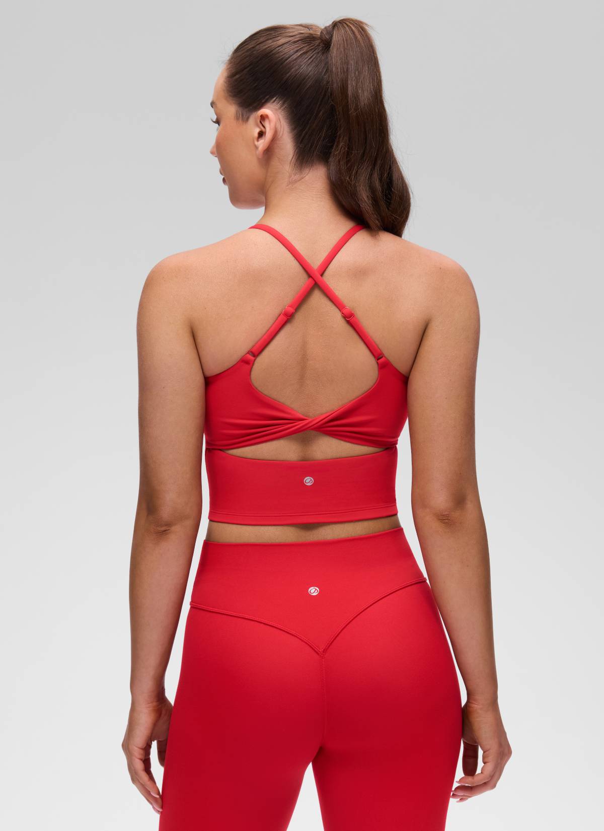 CRZ YOGA Áo thun nữ cổ chữ U, thiết kế xoắn lưng chéo, có áo lót tích hợp, họa tiết “ Butterluxe ”, màu Đỏ Aurora