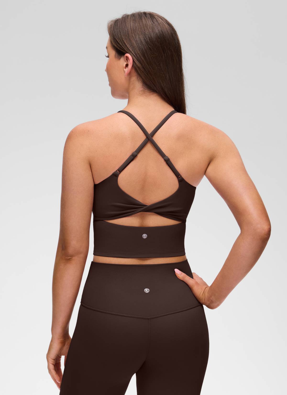 CRZ YOGA Áo thun nữ cổ chữ U, thiết kế xoắn lưng chéo, có áo lót tích hợp, họa tiết “ Butterluxe ”, màu nâu sô-cô-la nóng