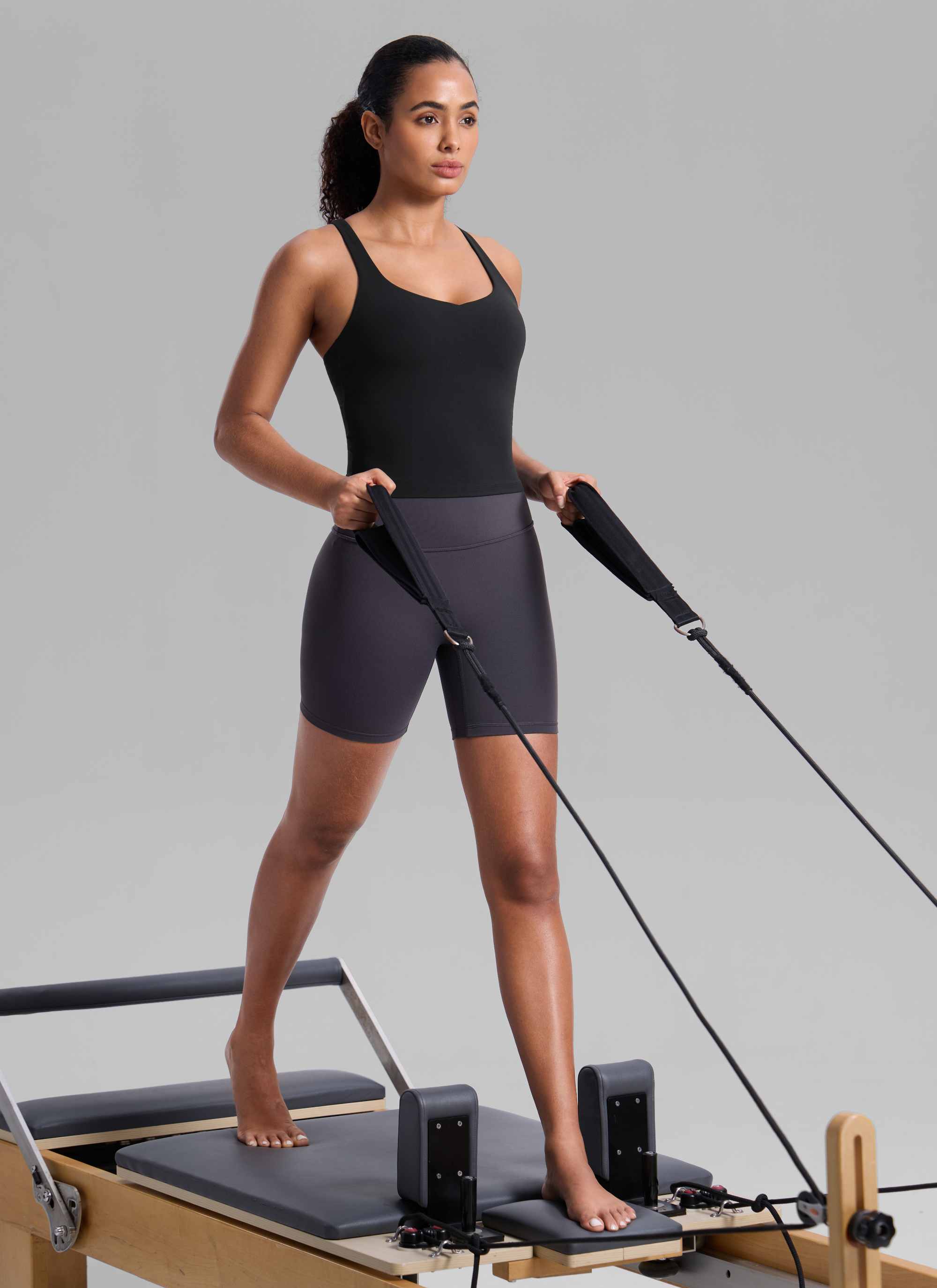 CRZ YOGA Áo thun tập luyện dành cho nữ kiểu cổ chữ V, lưng khoét sâu, có áo lót tích hợp, màu đen - Dòng " Butterlift "