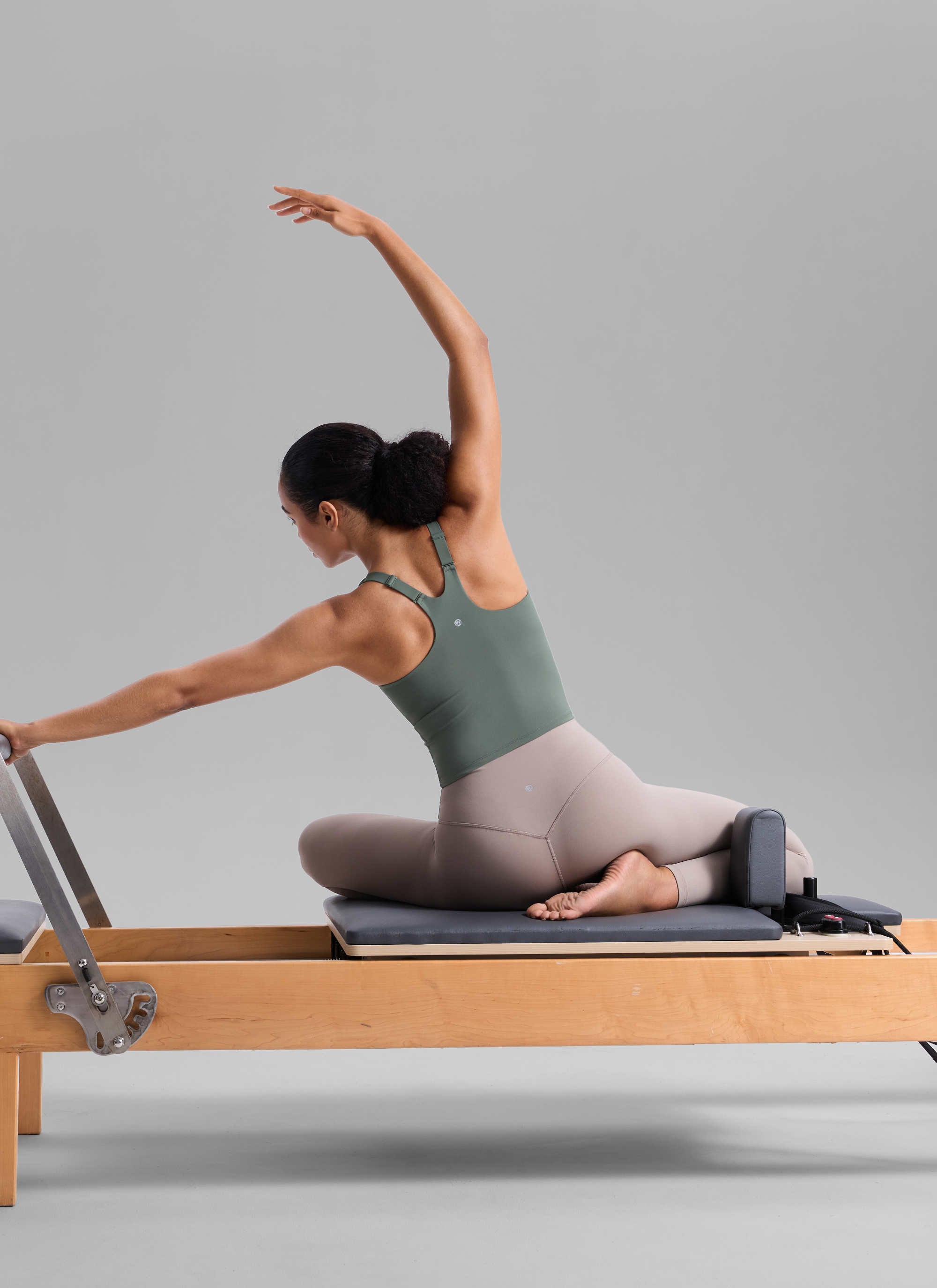 Butterlift CRZ YOGA Áo thun tập luyện dành cho nữ kiểu cổ chữ V, lưng khoét sâu, có áo lót tích hợp, màu xám Sage