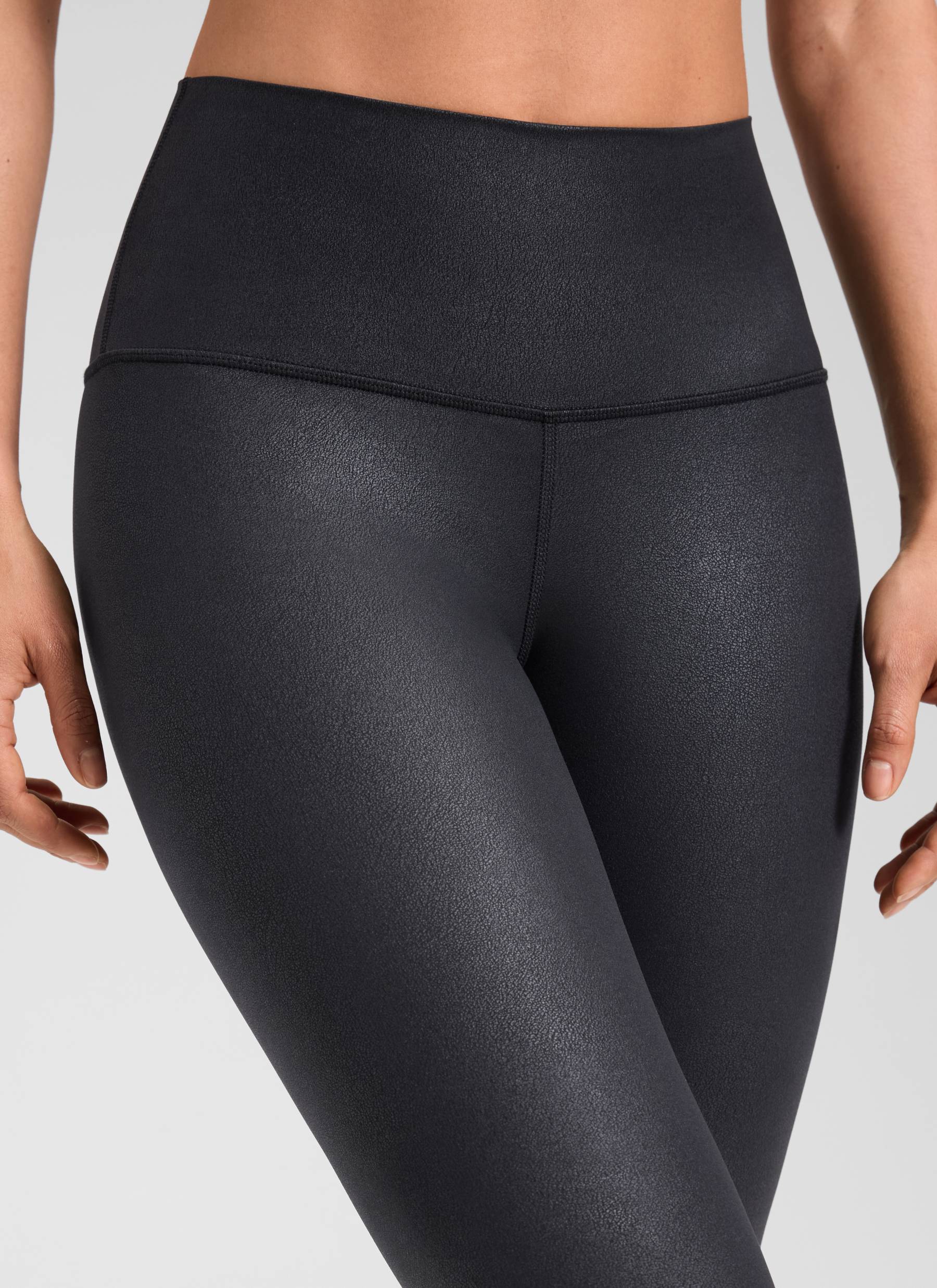 CRZ YOGA - Quần legging nữ chất liệu da nhân tạo mờ kiểu " Butterluxe " cỡ 28', màu đen với họa tiết lá kim loại