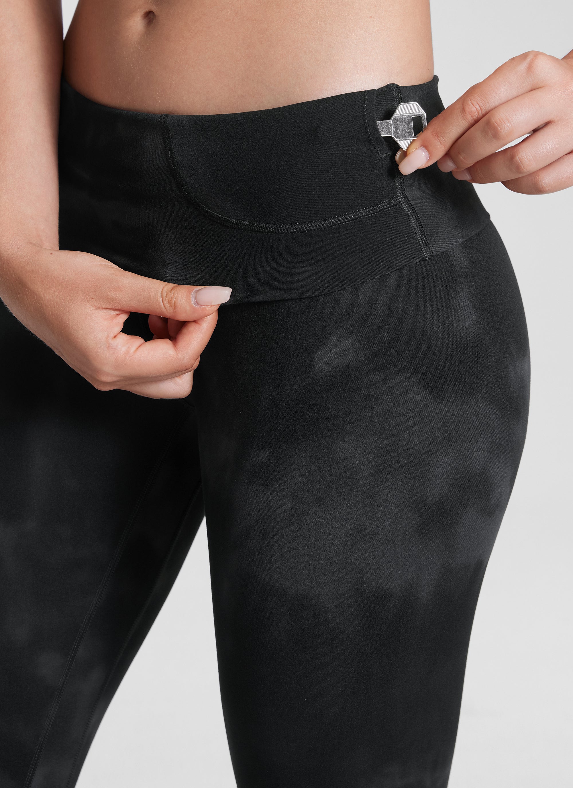 CRZ YOGA Quần legging yoga nữ kiểu Lounge Super High Rise, chất liệu vải dệt kim sợi tự nhiên ( Butterluxe ), chiều dài 25 inch, màu đen với họa tiết hoa Tie Dye