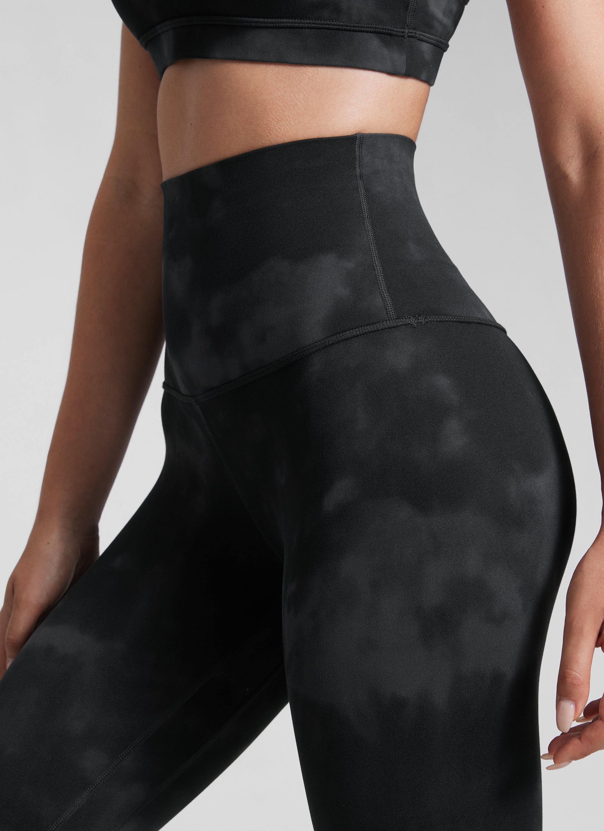 CRZ YOGA Quần legging yoga nữ kiểu Lounge Super High Rise, chất liệu vải dệt kim sợi tự nhiên ( Butterluxe ), chiều dài 25 inch, màu đen với họa tiết hoa Tie Dye