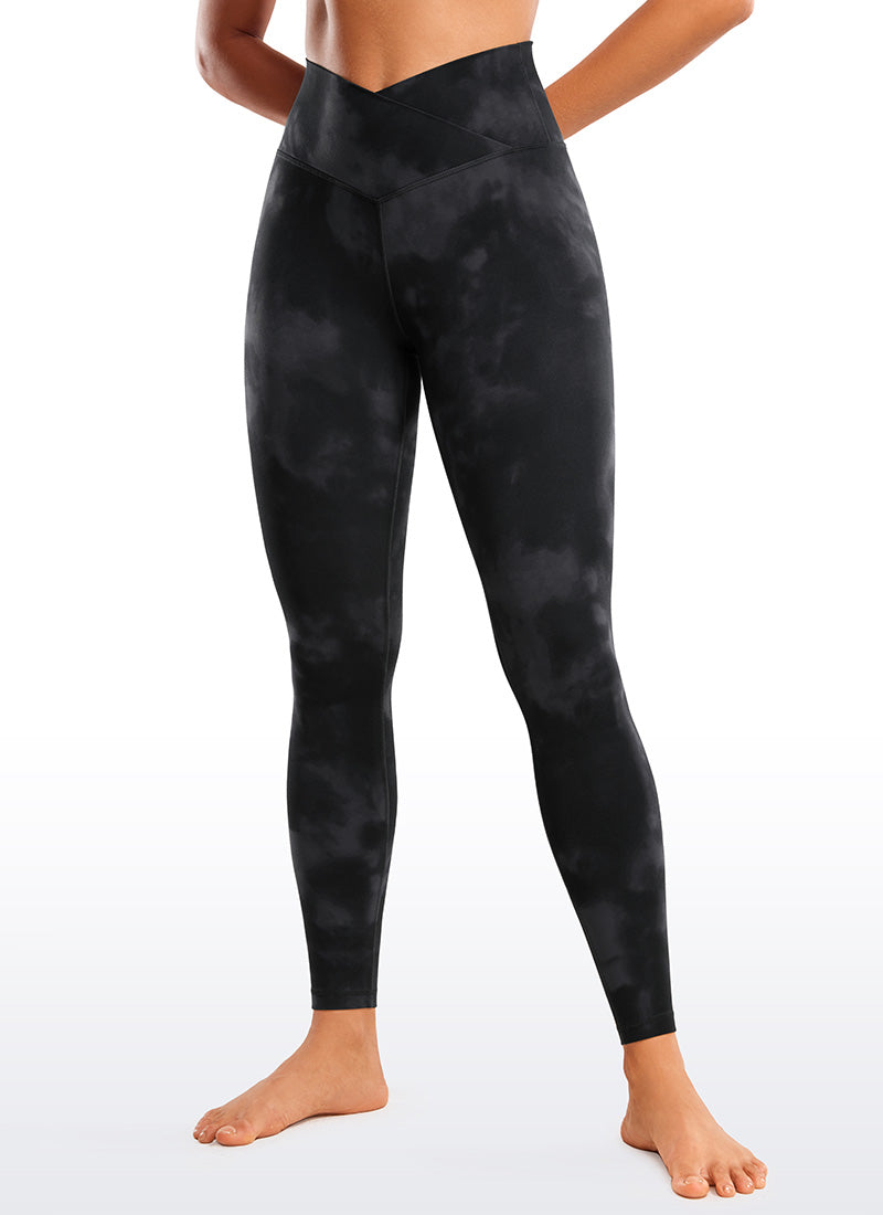 CRZ YOGA Quần legging yoga nữ cạp cao kiểu " Butterluxe " 28'' với họa tiết hoa tie-dye màu đen và đường viền chữ V chéo ở eo