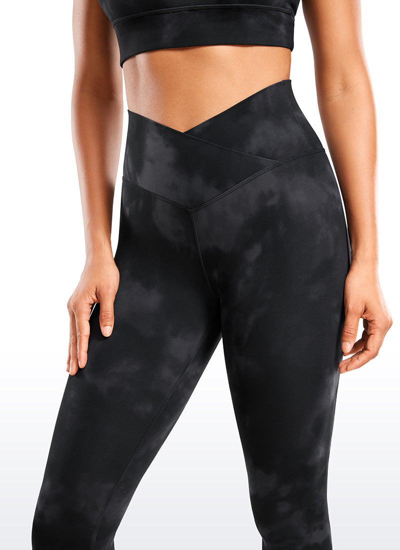 CRZ YOGA Quần legging yoga nữ cạp cao kiểu " Butterluxe " 28'' với họa tiết hoa tie-dye màu đen và đường viền chữ V chéo ở eo