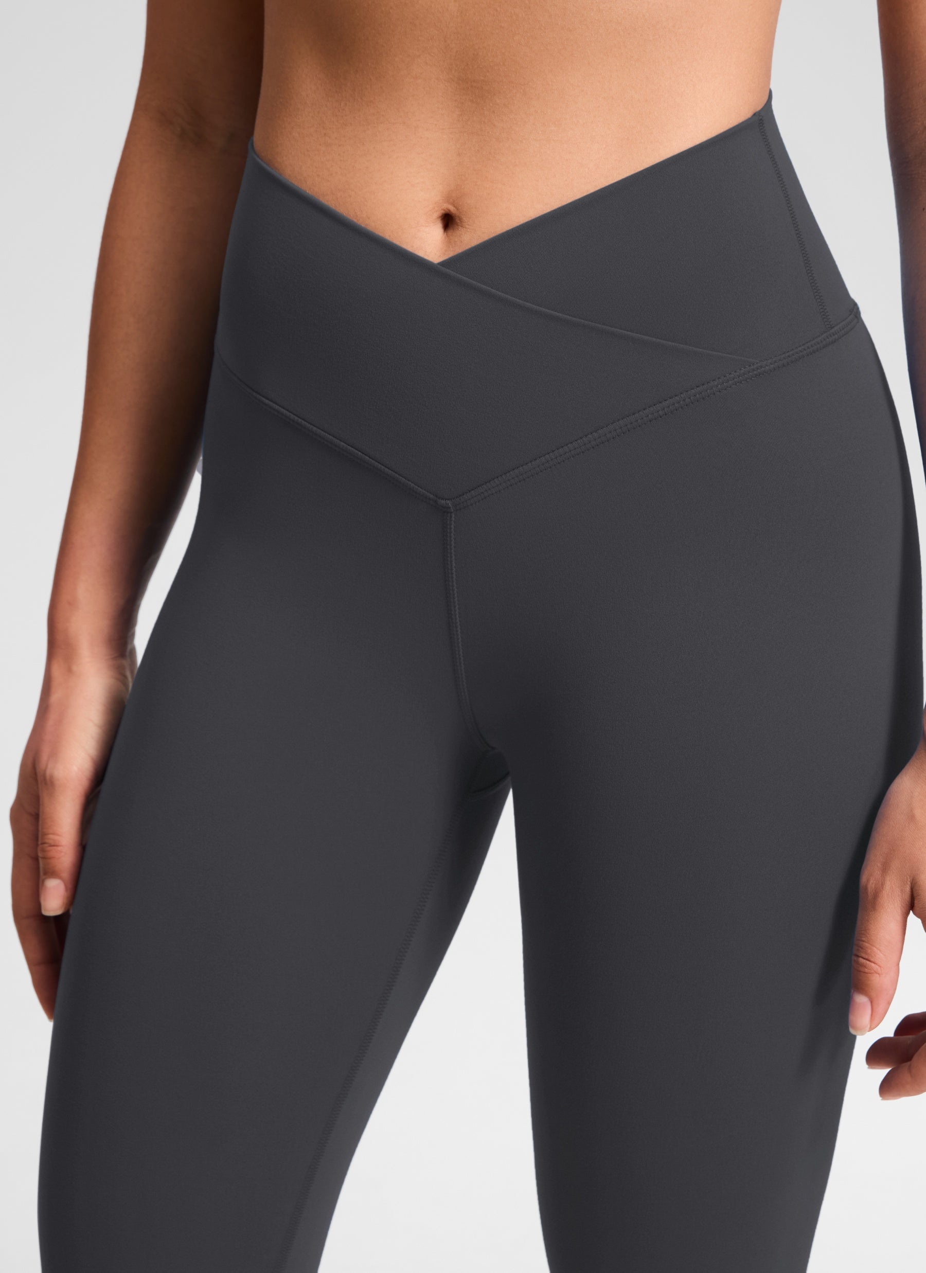 CRZ YOGA Quần legging yoga nữ cạp cao kiểu " Butterluxe " 28'' với đường viền eo chữ V chéo, màu xám huyền bí