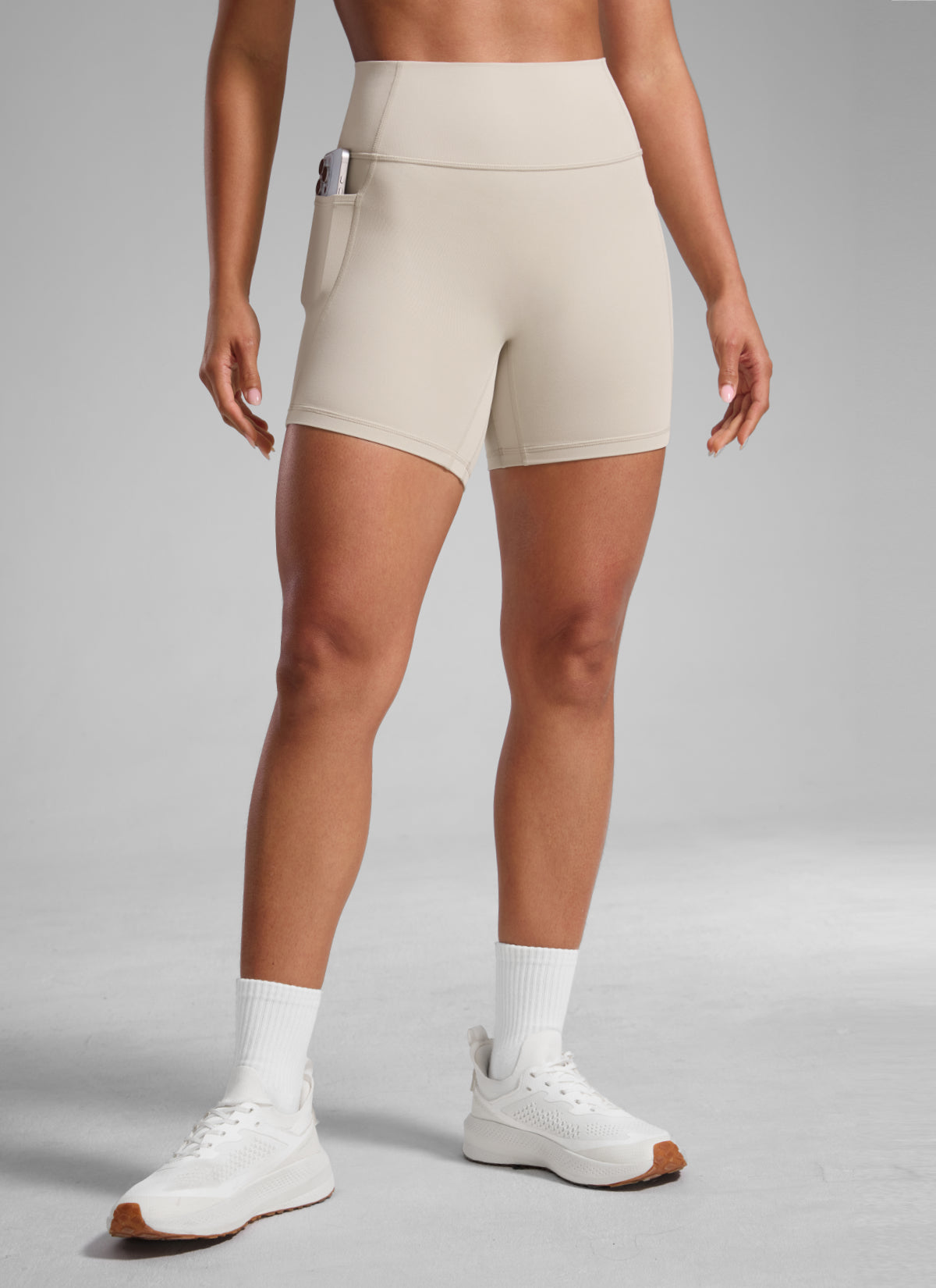 CRZ YOGA Butterlift Quần short đạp xe dành cho nữ giúp nâng mông, không đường may phía trước, có túi, dài 5 inch, màu Mojave Tan