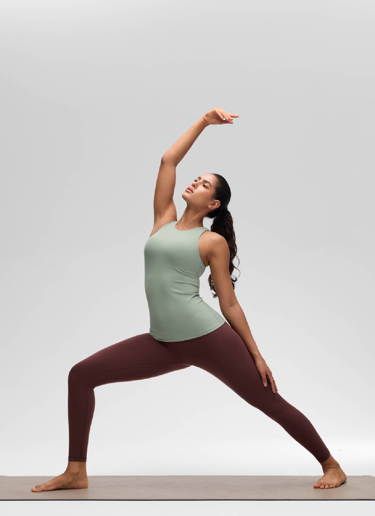 Áo thun yoga nữ CRZ YOGA kiểu ôm sát, mẫu áo ba lỗ cổ cao kiểu racerback “ Butterluxe ” màu xanh lá cây Palm Court