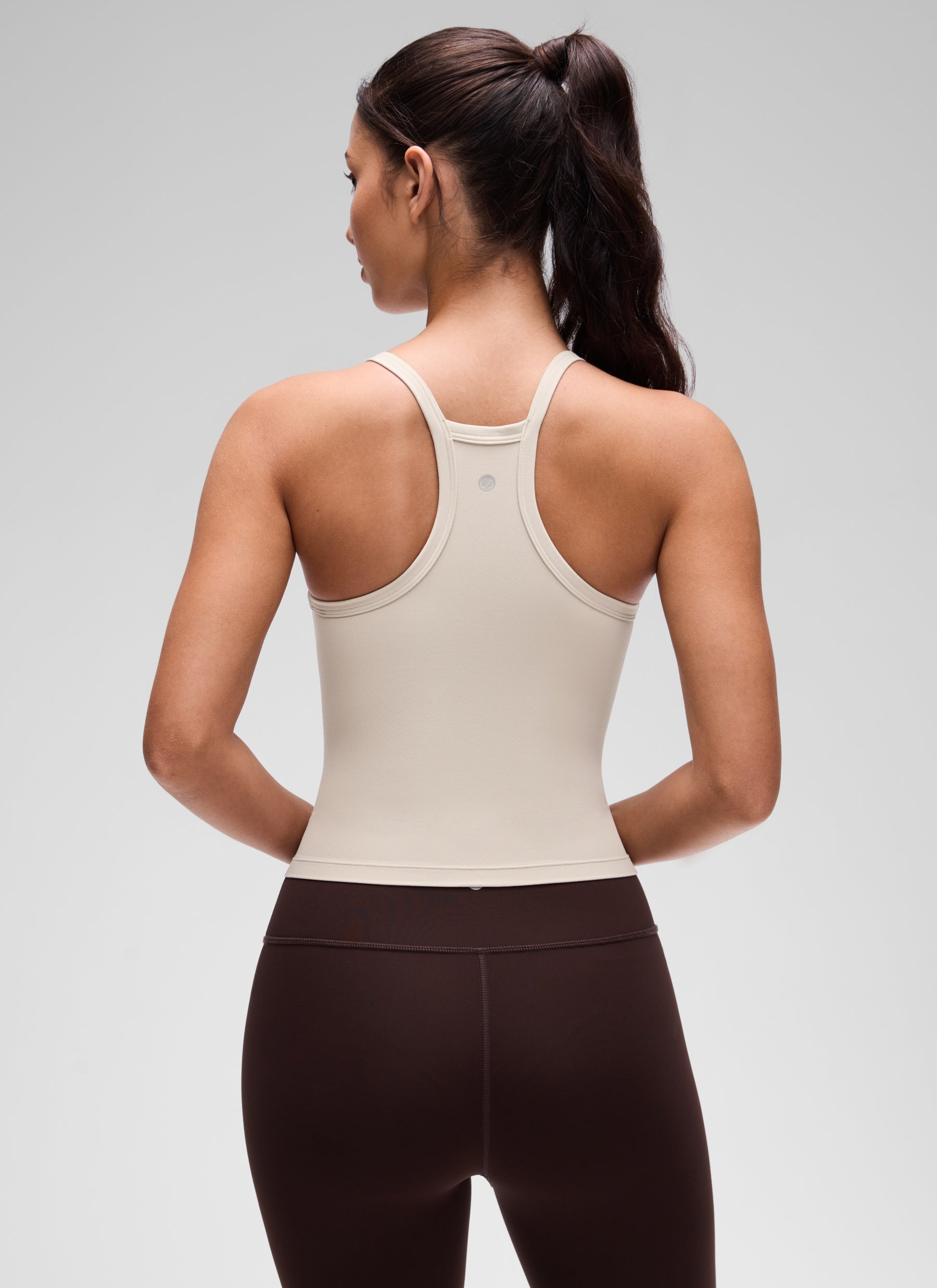 CRZ YOGA Áo ba lỗ nữ kiểu Racerback cổ chữ V, lót kép mềm mại, họa tiết “ Butterluxe ”, màu Mojave Tan