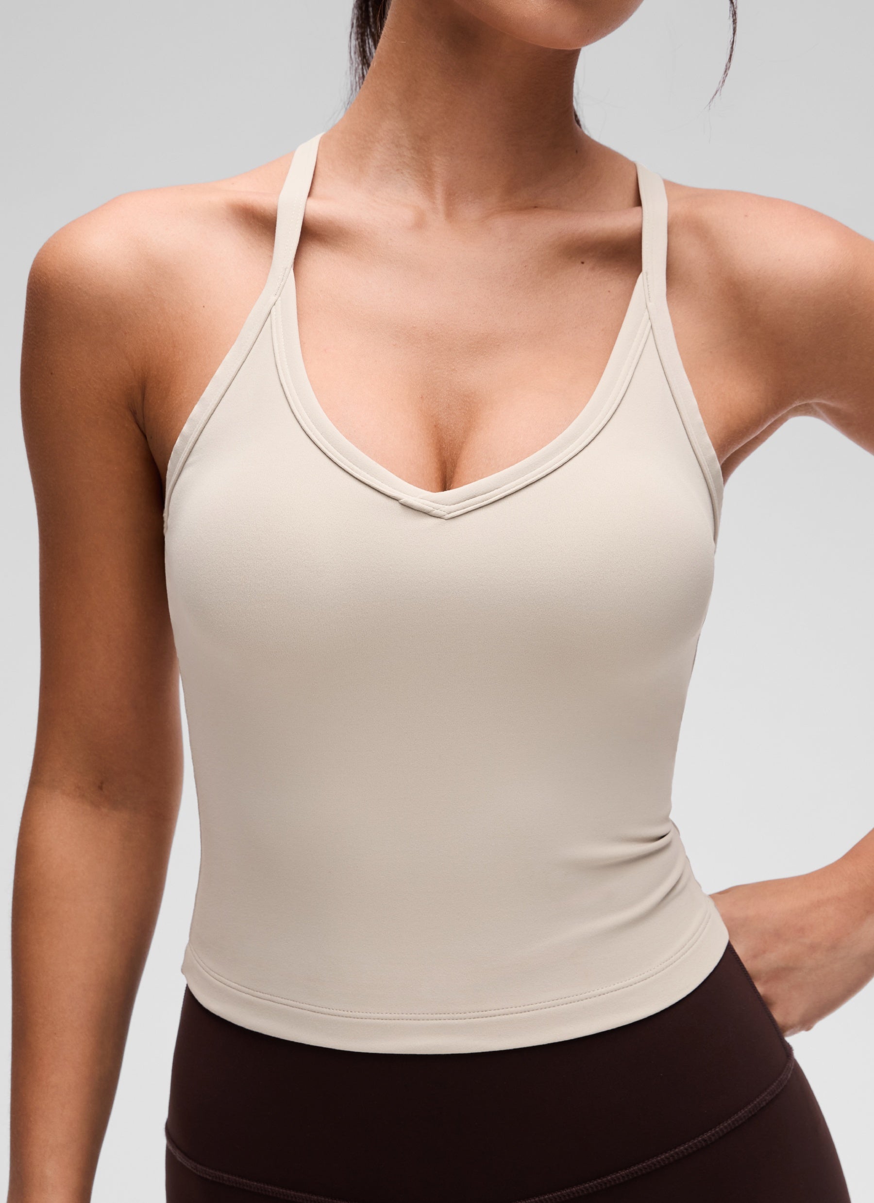 CRZ YOGA Áo ba lỗ nữ kiểu Racerback cổ chữ V, lót kép mềm mại, họa tiết “ Butterluxe ”, màu Mojave Tan